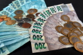 Renda média das famílias chega a R$ 2.264 e é recorde em 2025