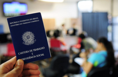 Taxa de desemprego fica estável em 6,6% e emprego com carteira assinada bate recorde