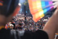 Parada LGBTQIA+ reúne milhares em São Paulo e reforça chamado ao voto em 2026